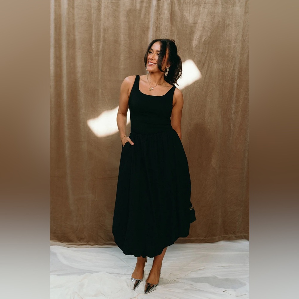 VERA BLACK SLEEVELESS BUBBLE MIDI DRESS